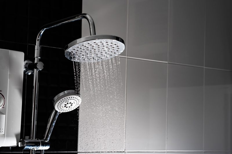 Porównanie deszczownicy i standardowego prysznica z nowoczesnym zestawem prysznicowym