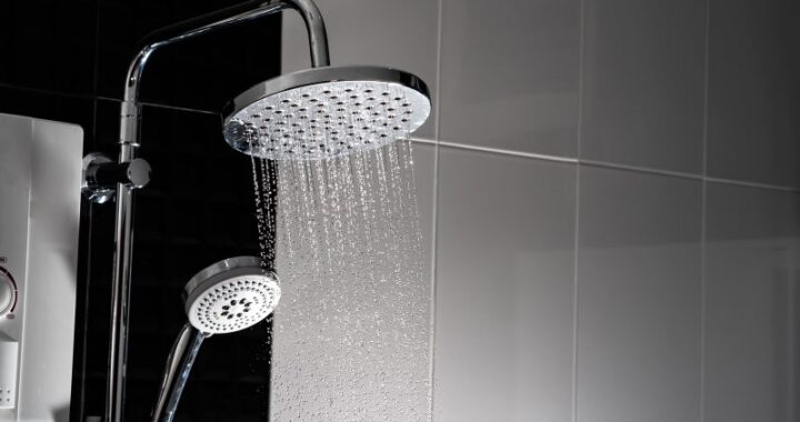 Porównanie deszczownicy i standardowego prysznica z nowoczesnym zestawem prysznicowym