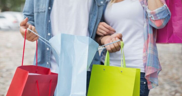 Jak radzić sobie z finansami: oszczędzać i inwestować czy zaciągać kredyt i spłacać?