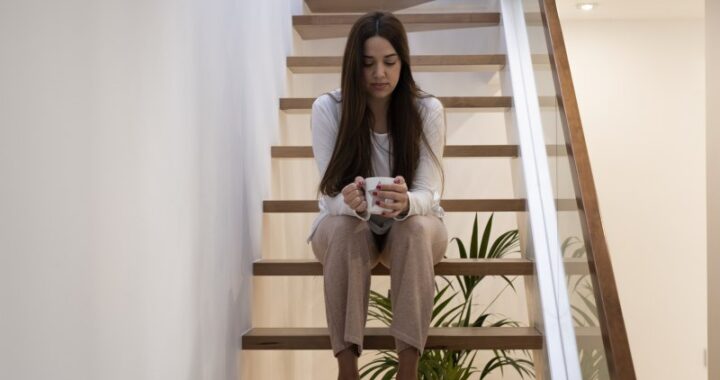 Jak poprawnie zaplanować i wykonać otwór w stropie na nowe schody do poddasza?