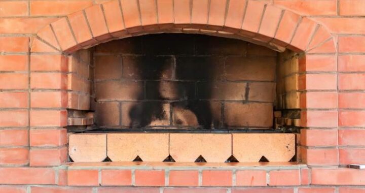 Pomysły na budowę kominka z cegły – tradycyjne i nowoczesne inspiracje