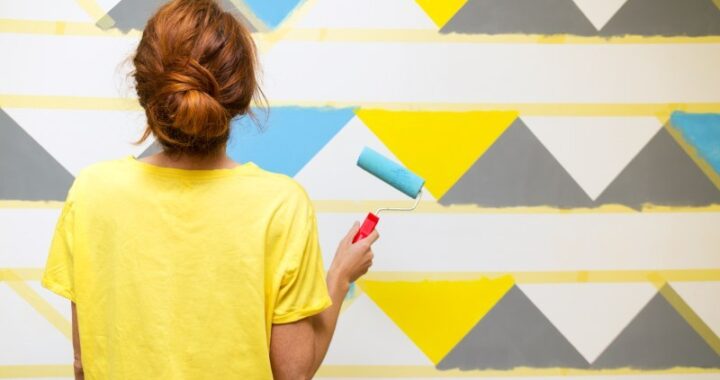Jak pomalować ścianę, aby uzyskać efekt kolorowych pasów dekoracyjnych?