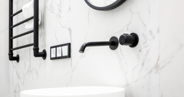 12 inspirujących aranżacji białych łazienek - pomysł na nowoczesne wnętrze