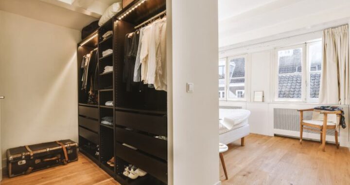 Jak zagospodarować przestrzeń na poddaszu na garderobę? Pomysły na aranżację i wykorzystanie wnętrza.