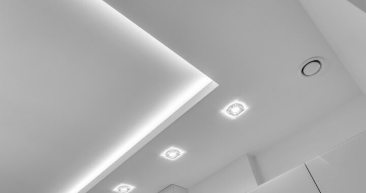 Jakie oświetlenie do salonu wybierają architekci - listwy LED i halogeny w nowoczesnym wnętrzu