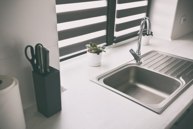 Czy umiejscowienie zlewu pod oknem to trafny wybór - jakie miejsce na zlewozmywak będzie najlepsze?