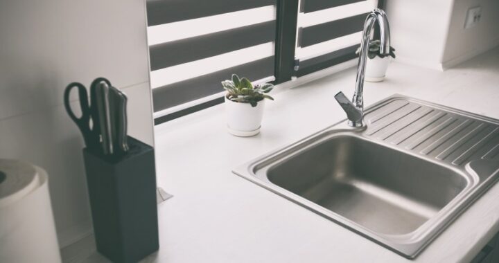 Czy umiejscowienie zlewu pod oknem to trafny wybór - jakie miejsce na zlewozmywak będzie najlepsze?