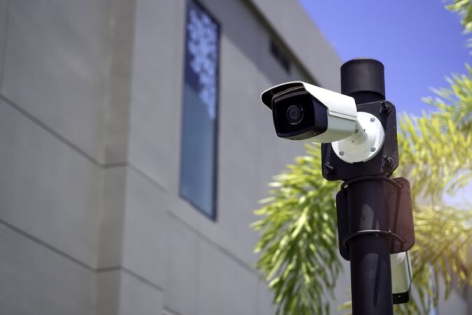 Inteligentne oświetlenie zewnętrzne - wykorzystanie czujników ruchu i zmierzchu w domu