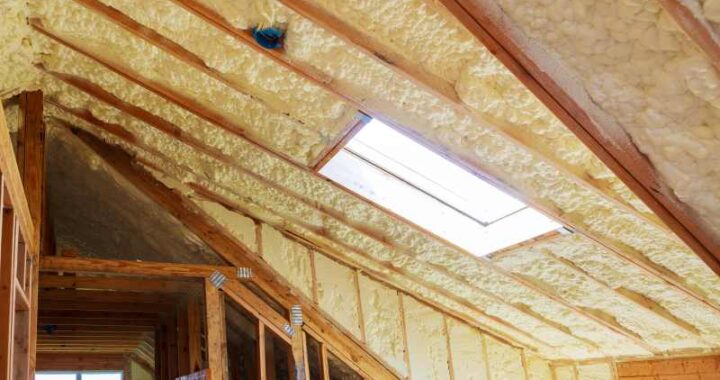 Zalety stropu z drewna i wskazówki dotyczące montażu belkowego stropu drewnianego